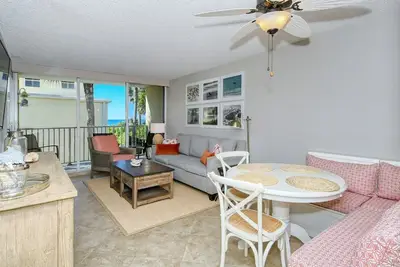 Image de LaPlaya 202e-Catch the gentle Gulf breezes on your private balcony beneath the swaying palms.