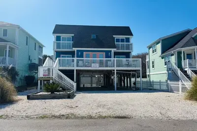 Image de Maison de plage moderne sur une rue calme avec accès à la plage privée à proximité!