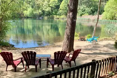 Image de Clear Pond Suite, un studio paisible au bord de l’étang pouvant accueillir 4 personnes.