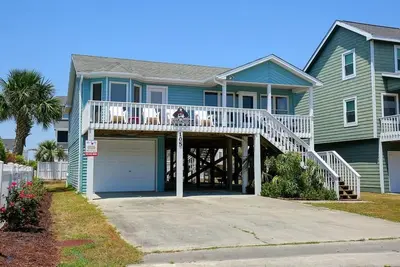 Image de Cozy Beach Cottage avec accès facile à la plage!