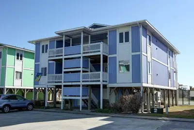 Image de Condo lumineux et aéré de niveau supérieur avec vue sur l'océan et les voies navigables!