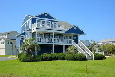 Image de Great West End Home avec piscine privée!