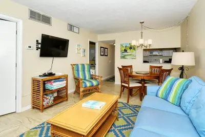 Image de LaPlaya 101e-Relax on your private lanai under the palms!