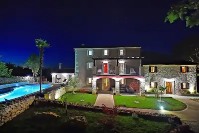 Image de Villa de luxe en pierre méditerranéenne de 6 chambres avec piscine et spa
