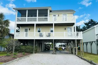 Image de Grande maison de canal avec véranda et rampe de bateau privé!