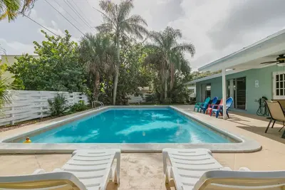 Image de 4 Chambres King / 3 salles de bain piscine mise à jour pour 12 personnes