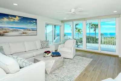 Image de LaPlaya 206c-Gorgeous vistas of the Gulf from this light and bright end unit with private access to the beach.