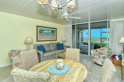 Image de LaPlaya 107a-Soak up the sun or float in the warm Gulf waters.
