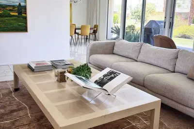 Belle Mid-Century Trois chambres Condo, 6-8