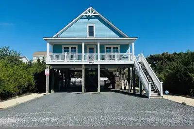 Image de Blue Sunset - Beautiful Beach Cottage avec piscine privée.