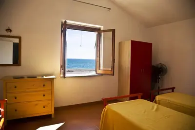 Image de Partie de la villa Ferruzzano avec une vue imprenable et un accès direct à la mer