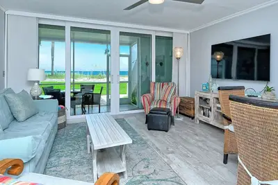 Image de LaPlaya 104a- Gulf front! Walk right from your lanai onto the private beach.