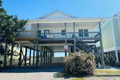 Image de Oceanfront Beach Cottage avec piscine privée et terrasse couverte!