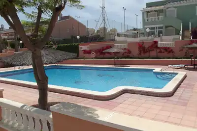 Image de Ground floor corner apartment with Wifi, spacious sunbathing area and pool views