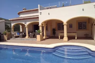 Image de villa fantastique, piscine chauffée, superbes vues location à long terme considérée