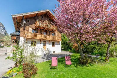 Image de Chalet de luxe, centre de Samoëns, 5 chambres, jacuzzi \/ spa, table de billard, feu de bois