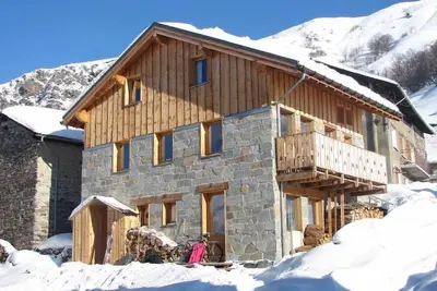 Image de Chalet dans le village, départ ski aux pied à 150m pour 3 vallées