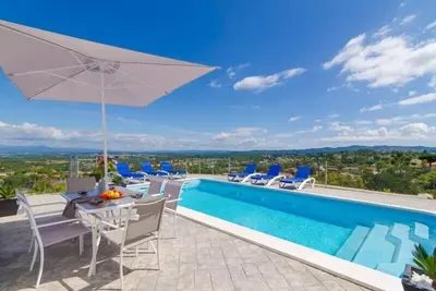 Image de Club Villamar - Villa complètement rénovée, décoration moderne avec piscine privée et de jolies v. . .
