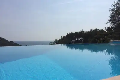 Image de Villa de rĂŞve avec piscine d'eau de mer et vue spectaculaire