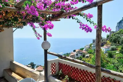 Image de Villa Marcella: Une maison indépendante caractéristique et accueillante située sur une colline.