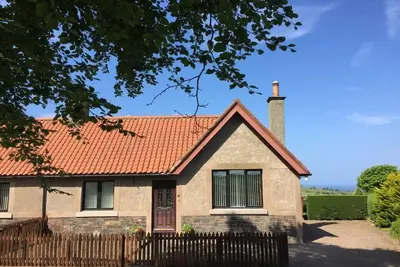 Image de Templehall Cottage. Cottage moderne avec vue mer