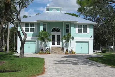 Image de Exclusive, nouvelle maison de vacances avec piscine, dans le style de la Floride à seulement 3 minutes de la plage