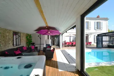 Image de Villa 4* piscine intérieure chauffée jacuzzi billard baby-foot mer plage village