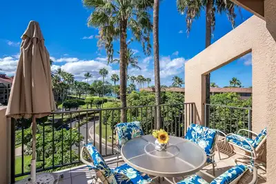 Image de Kamaole Sands, vue partielle sur l'océan, unité de coin, très grand lit, climatisation, plage de Kamaole!