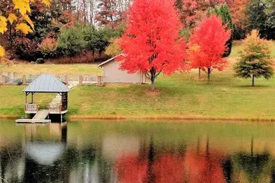 Image de Maison dans les Blue Ridge Mountains avec un étang naturel de 2, 5 acres.