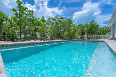 Image de Brand New Maison 3 chambres avec Dockage, piscine et Cabana Club sur 13e rue à Kcb