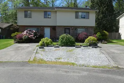 Image de Belle 2 étages 3 Br 1230s \/ f Townhome