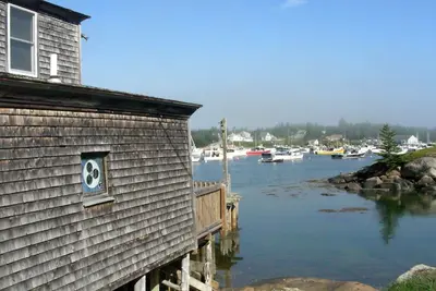 Image de Superbe vue sur le port sur le quai! - The Boathouse Au Corea Harbor!