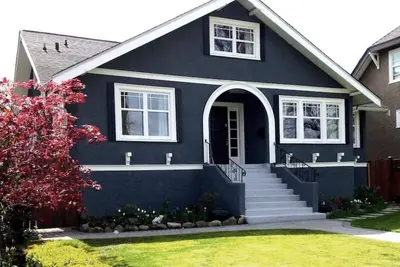 Image de Maison familiale ensoleillée au coeur de Kitsilano avec vue sur la montagne