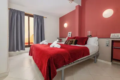 Image de Sunny Airy Cait's Penthouse, 2 Terrasses Privées, Entrée Sans Clé, A / C, Wifi