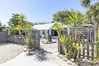 Image de Sea Horse Haven. . . . Matanzas Inlet Beach House. Île barrière de sable blanc! !