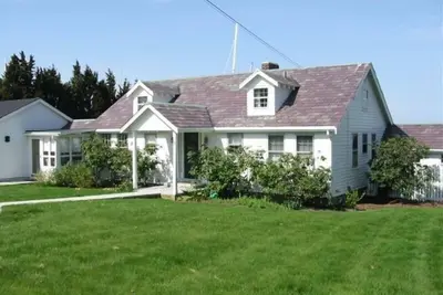 Image de Cape Waterfront, beaux couchers de soleil, plage privée. Maintenant disponible pour juillet!