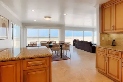 Image de Beach Front Dream 2 Story Condo!