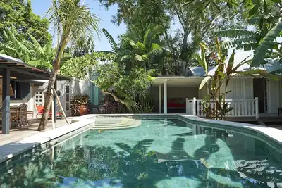 Image de Villa branchée et shabby-chic avec jardins tropicaux, détente Vibe!