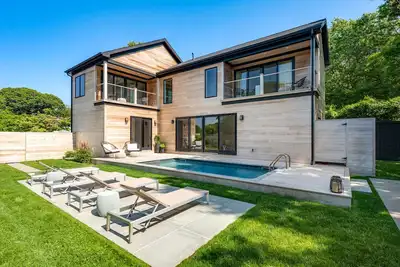 Image de Retraite moderne sur la plage avec piscine et plage privée