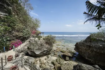 Image de Maison en bois au bord de l'océan, emplacement exceptionnel, vue à couper le souffle!