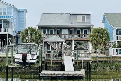 Image de Beach Bells - Unique Canal Home avec Gazebo sur le quai privé flottant!