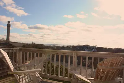 Image de Incroyable vue sur la ville et l'eau! Spacieuse maison de ville de 3 étages avec 2 ponts!