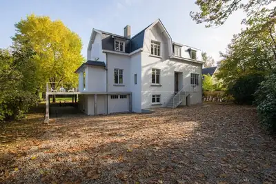 Image de Belle maison (Bruxelles) à côté de la forêt