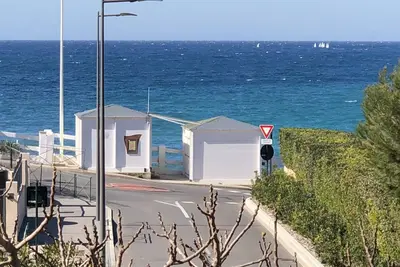 Image de Sanary, exceptionnelle vue mer! Dans villa grand T2 neuf à 20 mètres de la plage