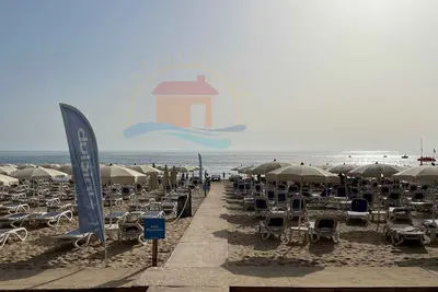 Image de Maison de vacances avec une piscine extérieure et de la climatisation