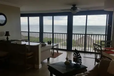 Image de Grand condo rénové sur la belle plage de Bonita