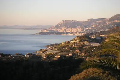 Image de Vue fantastique sur la mer de Monte-Carlo et le long de la Côte