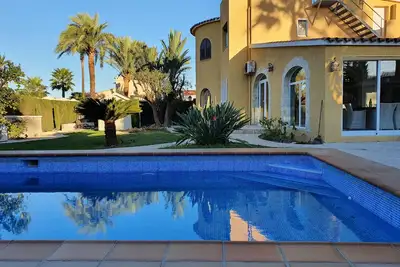 Villa de luxe à 200 m. sur la plage pr. Piscine, jardin de 1250m2, bien-être, barbecue, climatisation, WiFi