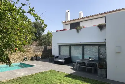 Image de Villa calme avec piscine et près de la mer.