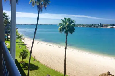 Image de Condo au dernier étage avec vue sur la voie navigable intercostale et le parcours de golf